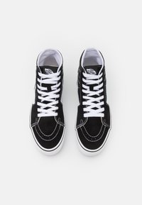 Zwarte suede high-top sneakers met witte veters, rubberen zolen en contrasterende stiksels. Bevat het merkteken op de tong en de zijkant.