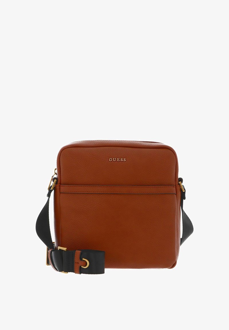 Sac messager en cuir marron avec logo doré, forme rectangulaire, bandoulière noire amovible, surface texturée visible et poche avant zippée.