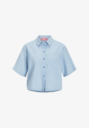 Chemise à manches courtes rayée bleu et blanche avec un col, une poche avant et une fermeture à boutons. Le tissu semble léger et lisse.