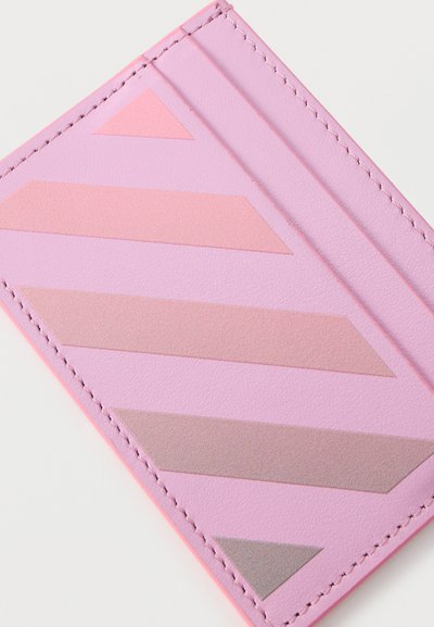 Ροζ δερμάτινη θήκη καρτών με ραμμένες άκρες και διαγώνιες αντανακλαστικές ρίγες σε διάφορες αποχρώσεις του ροζ και του γκρι.