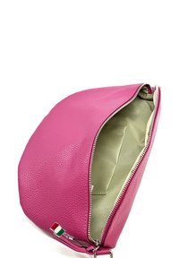 Rosa Lederbeutel mit strukturierter Oberfläche, Reißverschluss und einem hellgrünen Innenraum. Mit einer kleinen italienischen Flagge am Reißverschlussanhänger.