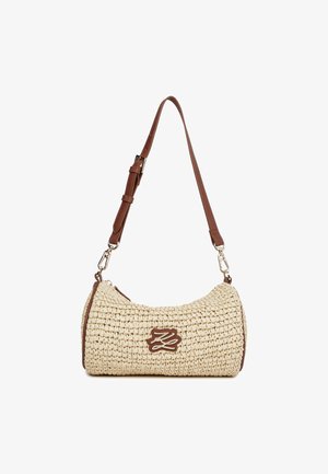 Bēša austā salmu soma ar noapaļotu formu, brūnu mākslīgās ādas siksnu un brūnu logotipa uzlīmi priekšpusē. Sudraba sprādzes detalizācija.