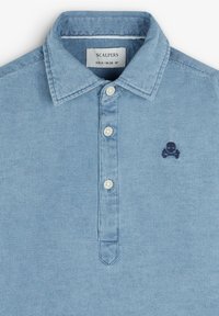 Lichtblauwe denim poloshirt met een puntige kraag, vijf knopen en een geborduurd schedel logo op de linkerborst. Gestructureerde stof.