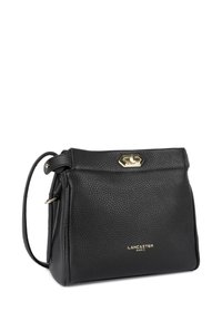Borsa a tracolla in pelle nera con finitura strutturata, dettagli in oro e forma definita. Riporta il nome del marchio "Lancaster Paris".