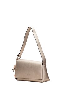 Metalická zlatá kabelka přes rameno s texturovaným povrchem, skládacím designem a kontrastním černým lemem. Obsahuje bezpečné zapínání a jedno ramenní poutko.