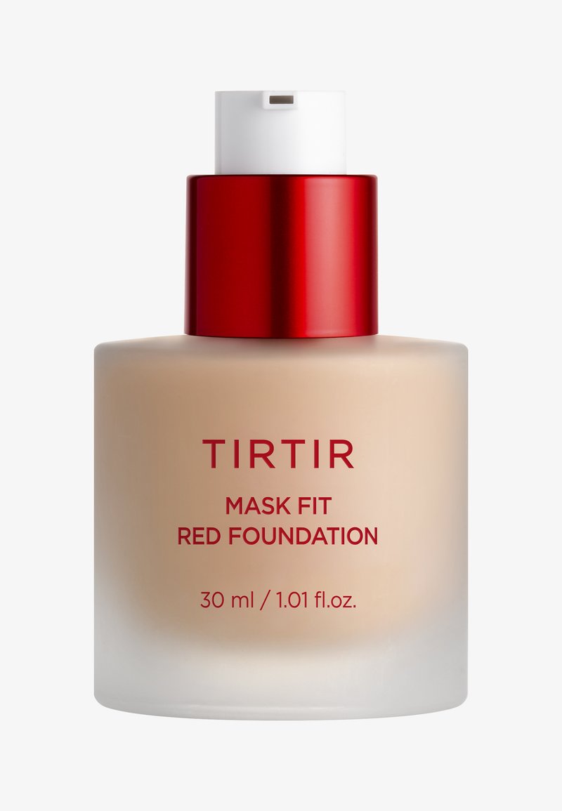 Die TIRTIR Mask Fit Red Foundation, 30 ml, präsentiert sich in einer durchsichtigen Glasflasche mit mattem Finish und einem glänzenden roten Deckel. Rote Schrift auf der Vorderseite.