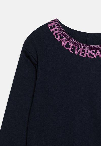 Navysweatshirt med rund hals, med ett rosa glittrande logoband runt kragen och ribbade muddar. Slät textur och figurnära design.