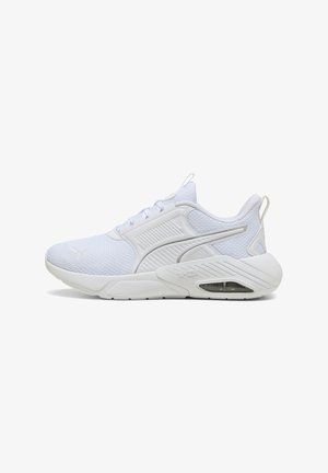 Weiße Sportschuhe mit einem Obermaterial aus Mesh, strukturierten Überzügen, gepolstertem Schaft und einer sichtbaren Luftpolsterungseinheit in der Ferse.