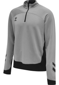 Pullover atletico grigio con colletto a zip quarti, dettagli neri e tessuto testurizzato. Presenta il logo sul petto e motivi geometrici sulle maniche.