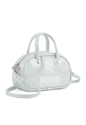 Petit sac à main PUMA bleu clair et brillant avec deux poignées, bandoulière amovible, fermeture zippée et texte du logo blanc sur le devant.