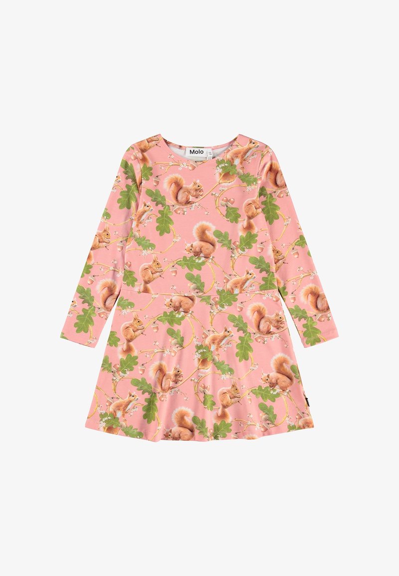 Robe d’enfant rose à manches longues avec un motif répétitif d’écureuils marron, de feuilles de chêne vertes, de glands et de fleurs blanches.