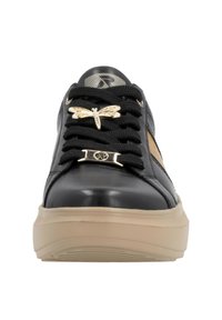 Baskets en cuir noir avec une semelle beige, dotées de lacets noirs et d'un accent décoratif en libellule dorée sur la languette. Panneau latéral en tan.