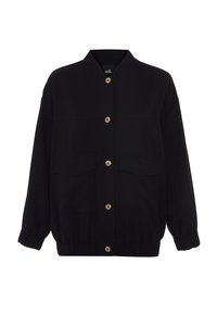 Veste noire en tissu doux, avec col montant, fermeture à boutons sur le devant, deux poches poitrine et poignets élastiques avec ourlet froncé.