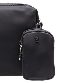 Borsa multifunzionale nera in nylon con un compartimento principale e una piccola tasca con zip attaccata. Presenta una texture liscia e un design semplice.