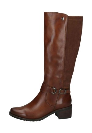 Brauner kniehoher Lederstiefel mit niedrigem Absatz, seitlichem Schnallenriemen und kleinem rundem Metalllogo nahe dem oberen Ende.