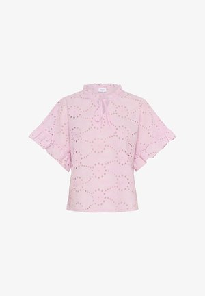 Ljusrosa blus med broderie anglaise-mönster, volangärmar och rundad halsringning med knytning. Strukturerad, luftig tyg.