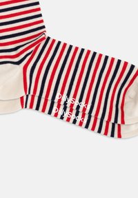 Gestreifte Socken in Rot, Marineblau und Creme; mit horizontalen Streifen und einer weichen Textur. Markennamen "DillySocks" in Weiß gedruckt.