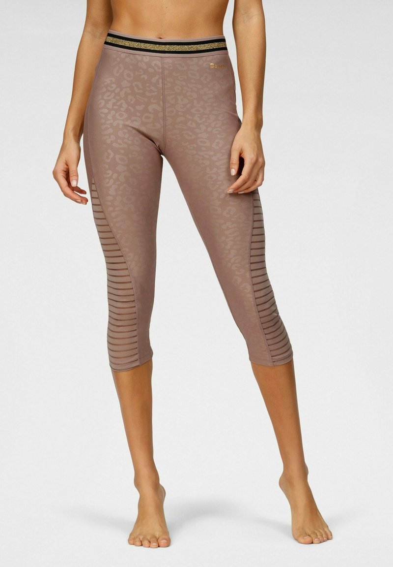 Leggings capri marroni con un sottile motivo leopardato, pannelli laterali texturizzati e una vita nera e oro. Materiale morbido e elasticizzato.