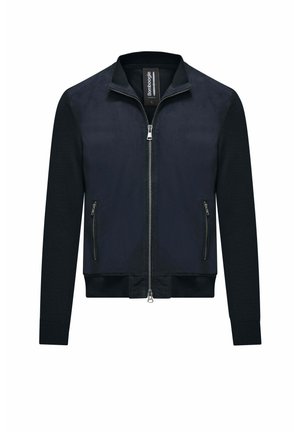 Męska kurtka bomber na zamek w kolorze granatowym i czarnym, z prążkowanym kołnierzem, mankietami, dołem oraz zamykanymi na zamek bocznymi kieszeniami.