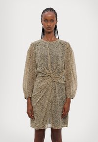 Šaty hnedo-čierne s bodkami, s priesvitnými puff rukávmi, s nariaseným pásom a s uzlíkovým detailom vpredu, vyrobené z ľahkej tkaniny.