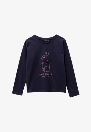 Marineblauwe longsleeve t-shirt met ronde hals, voorzien van een roze cartoon konijn ontwerp en de tekst "NOEM ME GEEN MOOIE" eronder.