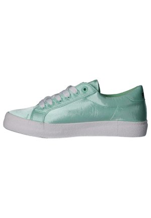 Zapatillas de color verde menta claro con un acabado satinado, cordones blancos y suela de goma. El diseño simple presenta costuras y ojales en contraste.