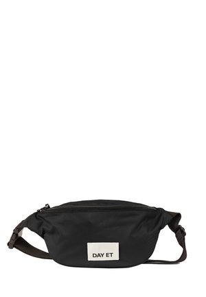 Marsupio in tessuto nero con forma curva, chiusura con zip, tracolla marrone e etichetta bianca con la scritta "DAY ET" sul davanti. Texture liscia.