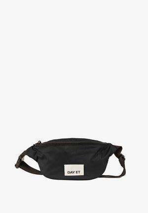 Czarna nerka z tkaniny o zakrzywionym kształcie, z zapięciem na zamek, brązowym paskiem i białą metką z napisem "DAY ET" z przodu. Gładka tekstura.