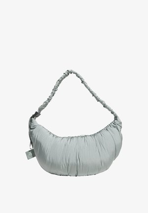 Szara, miękka torba z materiału o luźnym fasonie. Charakteryzuje się zakrzywionym kształtem i marszczonym paskiem ułatwiającym noszenie. Zawiera małą przymocowaną metkę.