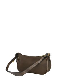 Bolso de mano de cuero marrón con forma curva, cierre de cremallera y una correa de hombro desmontable. Presenta costuras mínimas y una pequeña etiqueta con el logo.