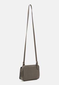 Szara torba na ramię o gładkim wykończeniu. Posiada dwie zamykane na zamek przegrody oraz regulowany pasek. Prostokątny kształt z minimalistycznymi akcentami.