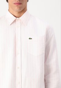 Lacoste Hemd - white/flamingo