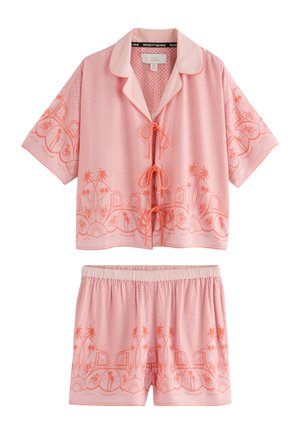Roosa lühikeste varrukatega pidžaamakomplekt väikeste täppidega, palmipuude ja päikeseloojangu mustritega, särgil nööpseotised ning elastse vöökohaga lühikesed püksid.