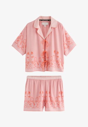 Roosa lühikeste varrukatega pidžaamakomplekt väikeste täppidega, palmipuude ja päikeseloojangu mustritega, särgil nööpseotised ning elastse vöökohaga lühikesed püksid.