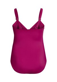 Magenta varrukateta pluus reguleeritavate rihmadega, millel on sile tekstuur ja voolujooneline siluett, loodud mugavuseks ja liikumisvabaduseks.