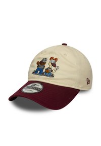 Căciulă crem cu vârful vișiniu; are personaje de desene animate brodate pe partea din față. Curea reglabilă și logo pe laterale.