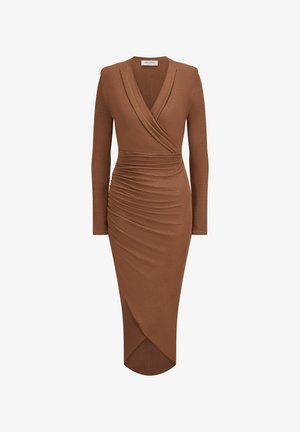 Bruine langemouwjurk met een wikkeldesign, voorzien van geplooide details bij de taille en een midi-lengte, gemaakt van een soepele, elastische stof.