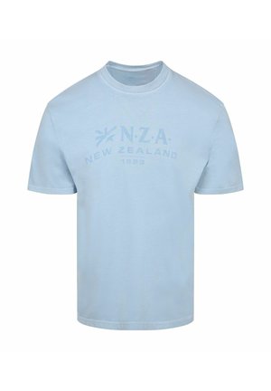Hellblaues T-Shirt mit kurzen Ärmeln, rundem Ausschnitt und verblasstem Schriftzug „N.Z.A. New Zealand 1923“ und Logo auf der Brust.