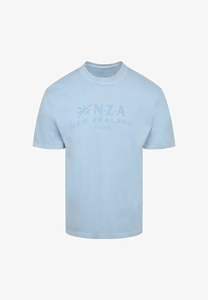 Lichtblauw T-shirt met korte mouwen, ronde hals en vervaagde tekst en logo "N.Z.A. New Zealand 1923" op de borst.