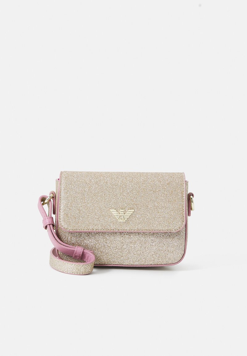 Borsa a tracolla dorata glitterata con una tracolla e bordi rosa, dotata di un flap magnetico e un accento del logo dorato sul davanti. Design rettangolare compatto.