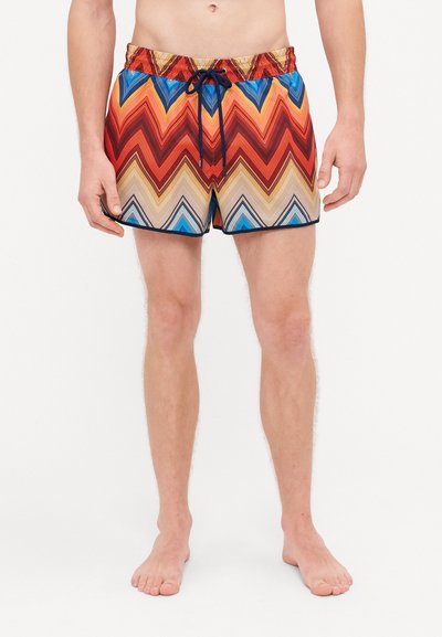Pantaloni scurți de înot pentru bărbați realizați dintr-un material ușor, cu un model zig-zag multicolor în roșu, portocaliu, albastru și bej. Talie elastică cu șnur ajustabil.