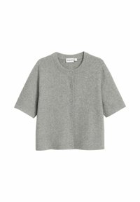 Grå stickad cardigan med korta ärmar, rundhals och knäppning fram. Mjuk textur, subtil design och en avslappnad, kort passform.