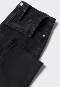 Jeans en denim noir avec un ourlet effiloché, dotés d'un zip, de rivets en cuivre et d'un tissu texturé avec des détails de couture subtils.