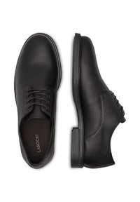 Mustad mustad nahkkingad sileda tekstuuriga, ümarate varvaste ja peente tikkimisdetailidega, millel on paelapitsi disain ja madal kummine konts.