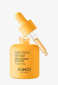 Gul glasflaska med en pipettlock, märkt "Skin Tech Serum Brightening Booster." Innehåller ett klart serum.