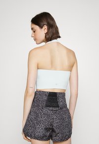 Athleta HALTER CROP A-C - Sutiã desportivo de suporte ligeiro - white