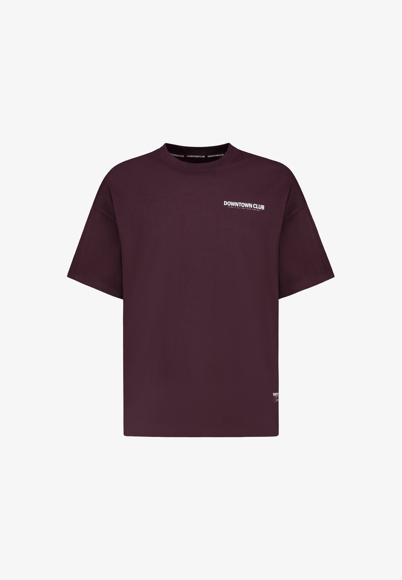 Dunkelviolettes, übergroßes T-Shirt mit kurzen Ärmeln und weißem "DOWNTOWN CLUB"-Text auf der linken Brust und im Krageninneren.