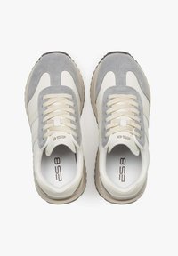 Sneakers met een zachte grijze suede bovenkant, off-white leren accenten, ronde veters en een gestructureerde beige rubberen zool. Bevat een logo op de tong.