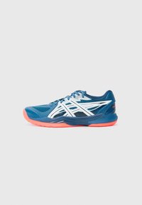 Chaussure de sport bleue avec dessus en maille, accents blancs et semelle texturée. La semelle extérieure corail vif offre un amorti et une bonne adhérence.