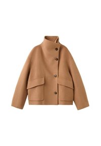 Chaqueta marrón de mezcla de lana con cuello alto, cierre de cinco botones y bolsillos frontales de parche. Presenta una silueta cuadrada y una textura suave.